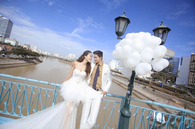 Chụp ảnh cưới tại cầu Mống