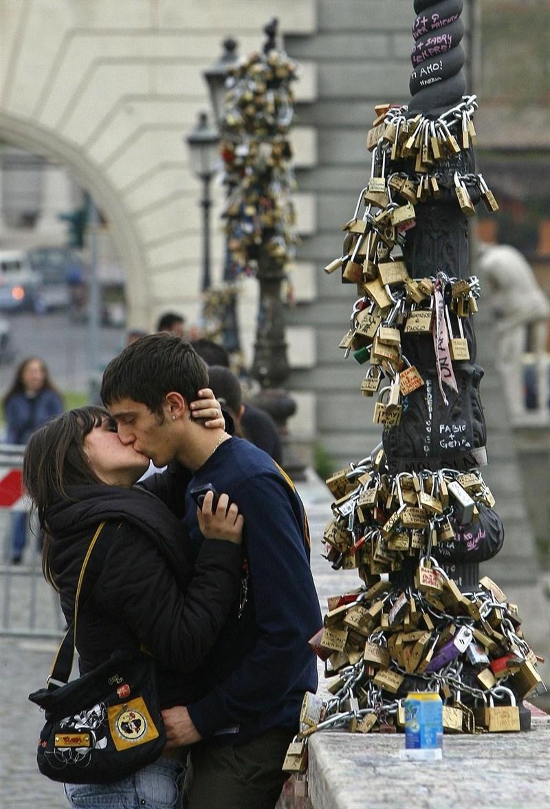 Kiss go. Мост любви. Мост поцелуев в Барселоне. Мост поцелуев Париж. Мост любви Германия.