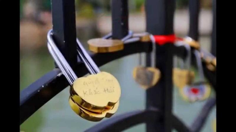 Những chiếc khóa khắc tên hai bạn được khóa vào cầu sẽ giúp các bạn có được tình yêu vĩnh mãi mãi.