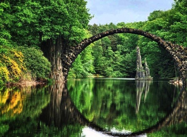 Cây cầu Rakotzbrücke nằm tại công viên Kromlauer ở Kromlau vùng Görlitz Gablenzgasse, Đức.