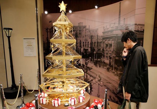 Cây thông bằng vàng tại cửa hàng Ginza Tanaka, Tokyo, Nhật Bản.