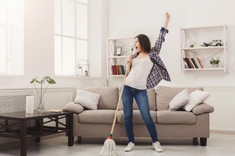 Dọn dẹp nhà cửa là một cách giảm buồn chán hiệu quả