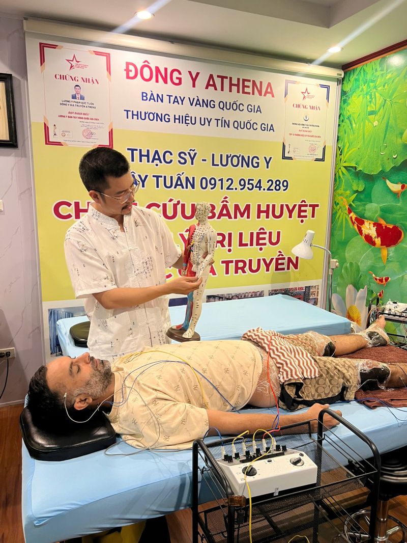 ThS. Lương y Phạm Đức Tuấn trị liệu cho Mr. Gagan India