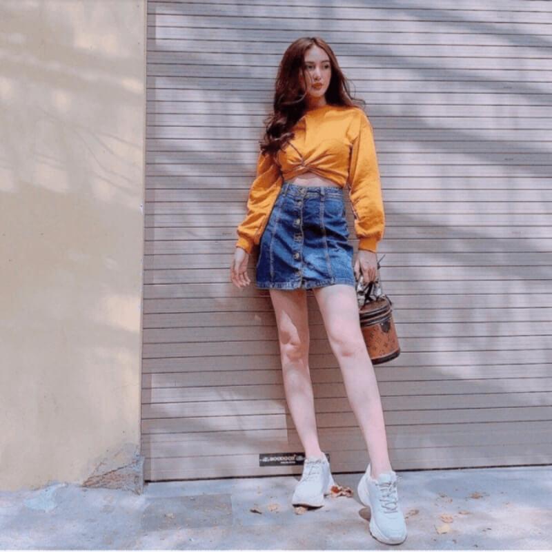 Chân váy jeans chữ A phối cùng áo croptop