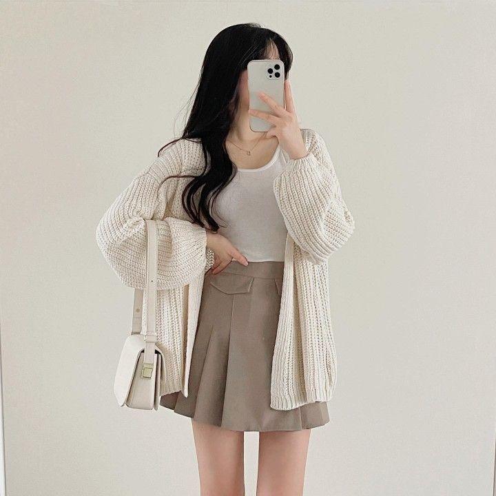 Chân váy ngắn phối với áo khoác cardigan