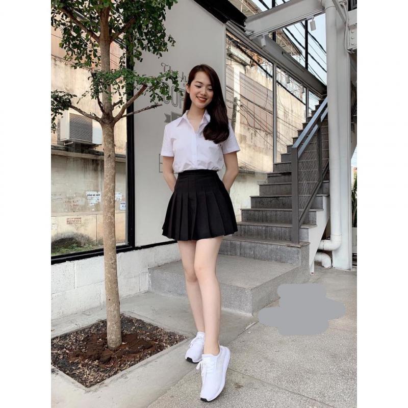 Chân váy tennis skirt phối với áo sơ mi cộc tay nữ