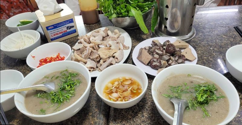 Cháo lòng tiết canh Toàn Hải