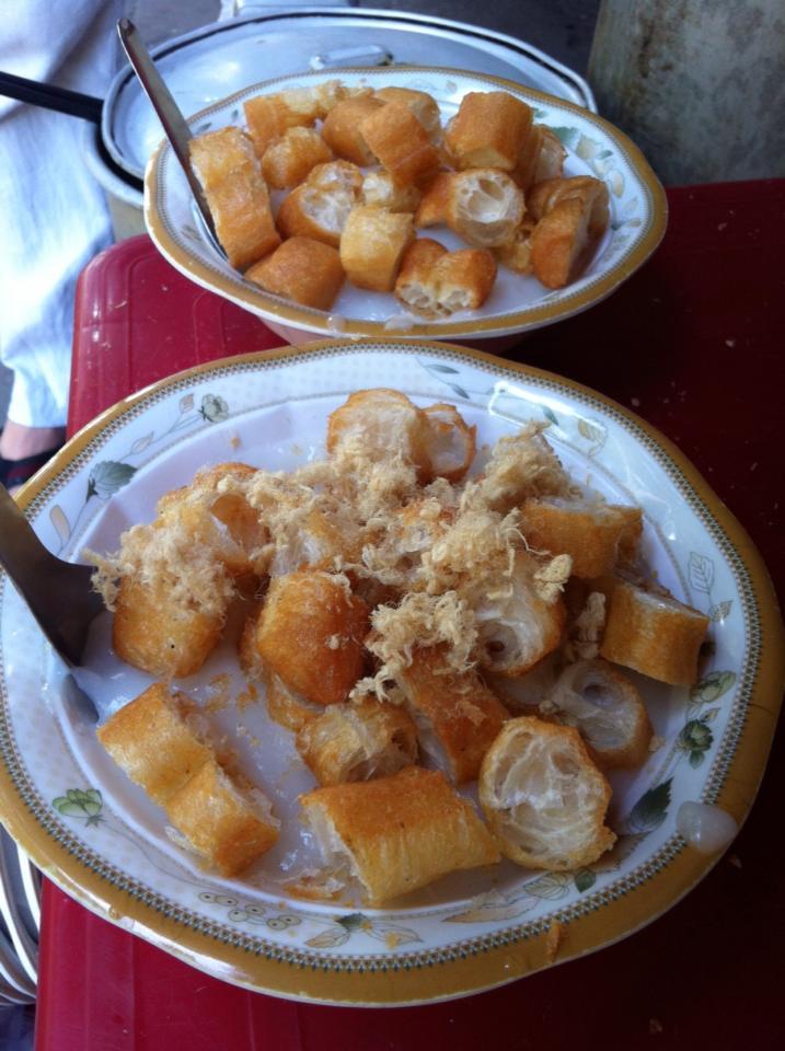 Với nhiều người ở Hà Nội, thú vui ẩm thực trong những ngày đông mưa lạnh thế này đơn giản là chỉ cần được ngồi bên hàng quán vỉa hè nào đó, gọi một bát cháo sườn sụn nóng hổi, xì xụp cảm nhận vị ngọt lịm của cháo sườn.