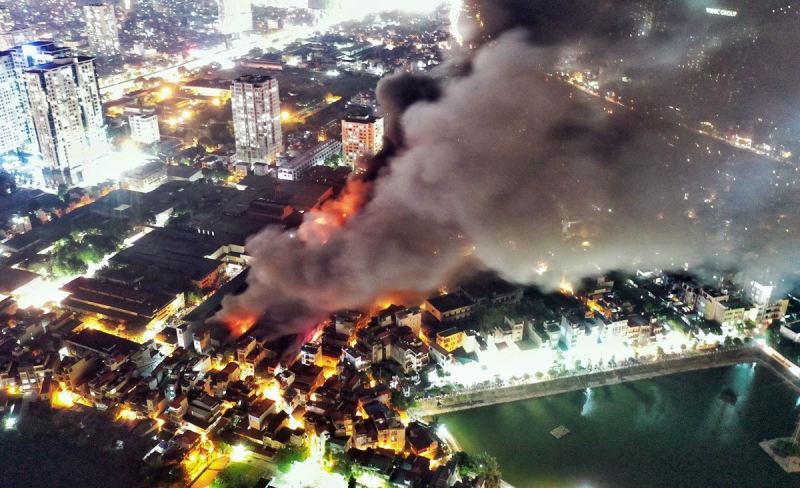 Cột khói lửa vụ cháy nhà kho Công ty Bóng đèn phích nước Rạng Đông chiều tối 28/8/2019