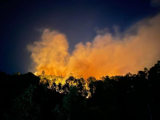 Khói cháy bốc lên ngùn ngụt - ảnh: Dân Trí