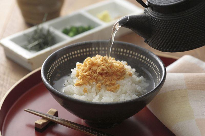 Chazuke thường được phục vụ tại izakaya( quán rượu), và là một món ăn phổ biến để ăn sau khi uống rượu.