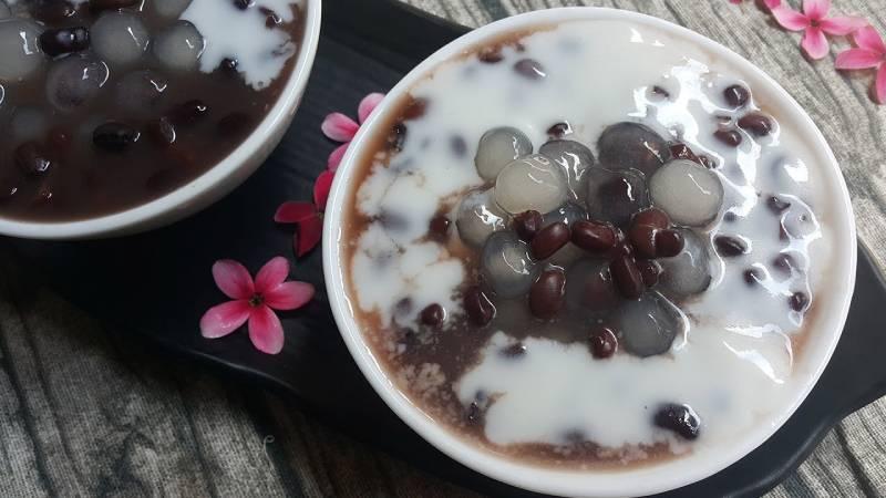 Chè đậu đen với bột sắn dây