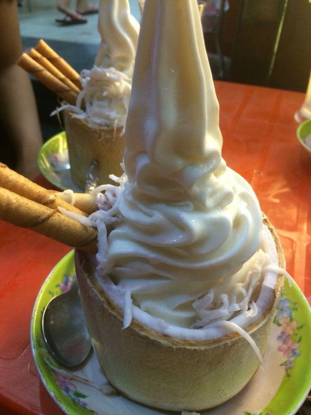 Kem dừa hấp dẫn, thơm ngon tại quán Chè Hoa Phượng