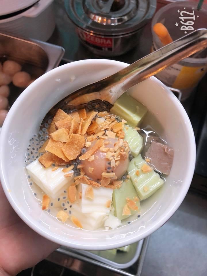Chè khúc bạch của quán Jessica Phạm là sự hòa quyện độc đáo giữa vị béo của kem, sữa, vị bùi bùi của dừa khô với vị ngọt của đường phèn
