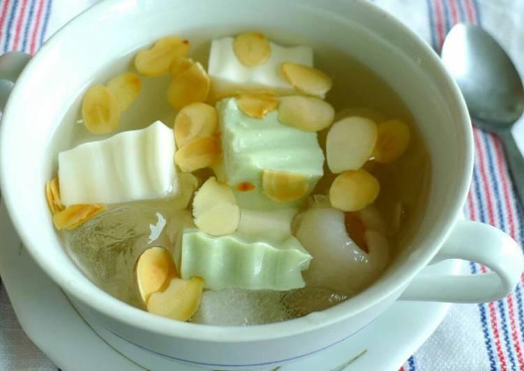 Chè khúc bạch quán Trang Phương là sự kết hợp đầy đủ của các loại nguyên liệu gelatin, hạnh nhân, long nhãn, nước cốt dừa…