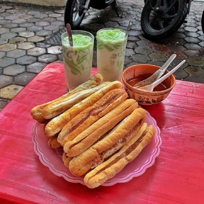 Từng chiếc bánh mì cay nhỏ nhắn, giòn ngon hấp dẫn