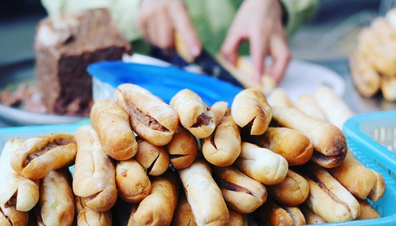 Chè Thái Lan - Bánh Mì Pate Cay