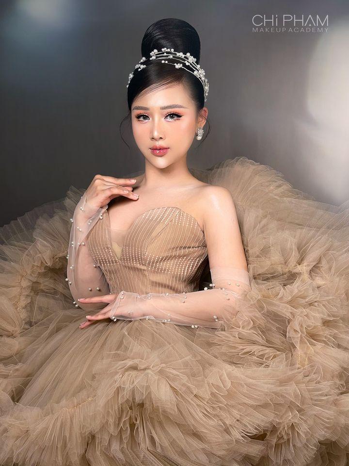 Chi Phạm Make Up Academy