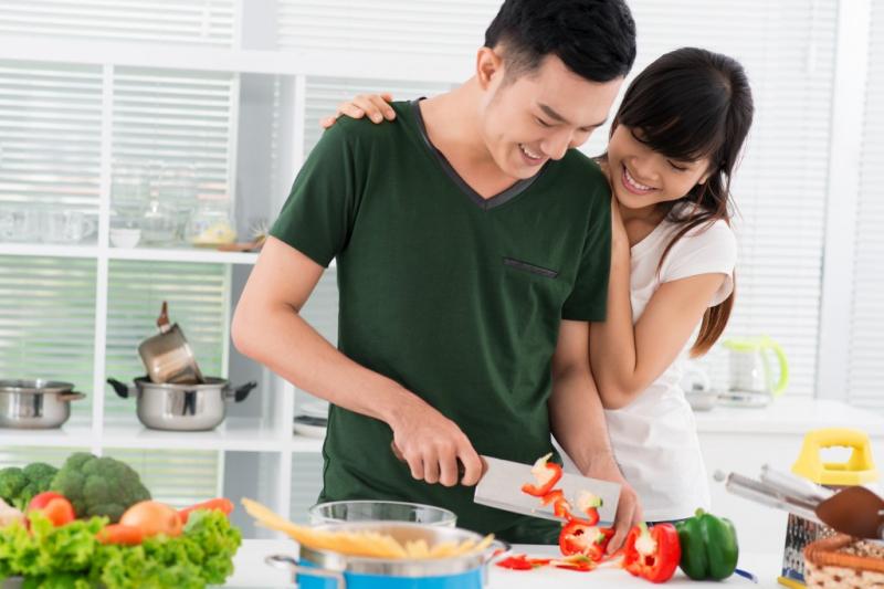 Đàn ông phụ vợ việc nhà gia đình sẽ hạnh phúc hơn