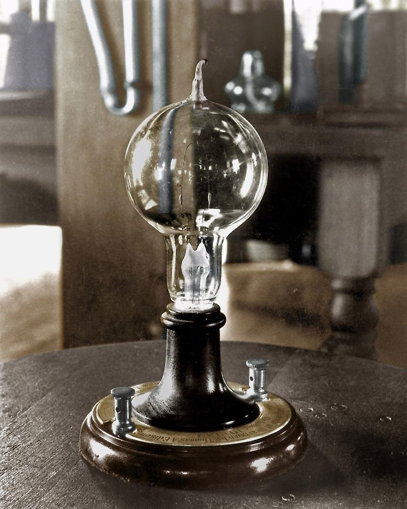 Chiếc bóng điện là do Thomas Edison phát minh