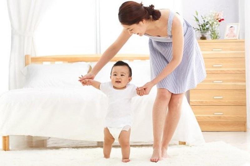 Cho bé bước chân về phía trước