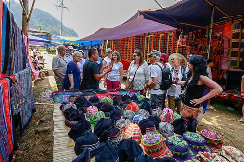 Chợ Cốc Ly với đồ thổ cẩm đầy màu sắc