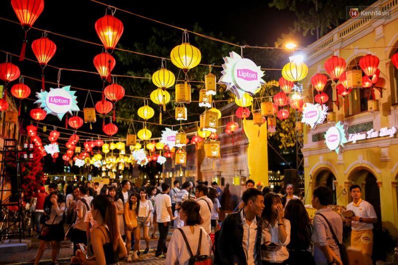 Chợ đêm Hội An trên phố Nguyễn Hoàng, đối diện Chùa Cầu