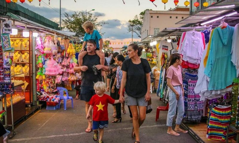 Các mặt hàng ở chợ đêm Nha Trang rất phong phú và đa dạng