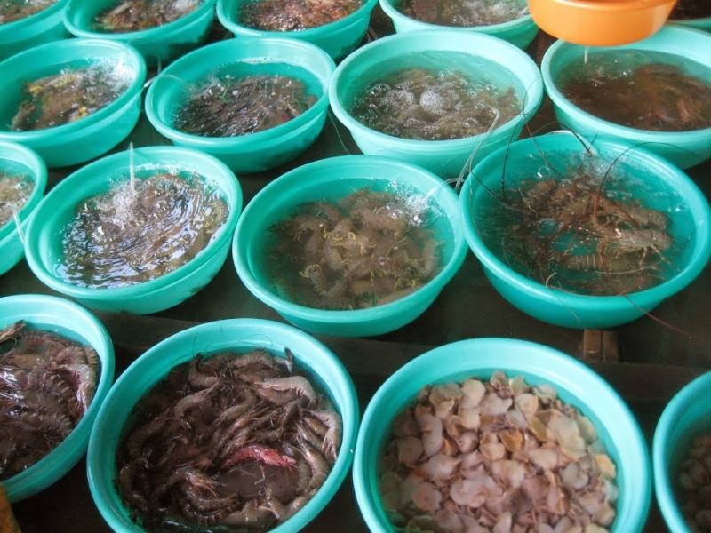 Các mặt hàng hải sản tại chợ rất đa dạng.