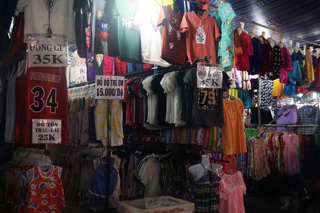 Chợ đêm Hòa Khánh có hơn 100 cửa hàng với đầy đủ các mặt hàng, nhiều nhất vẫn là quần áo, mĩ phẩm