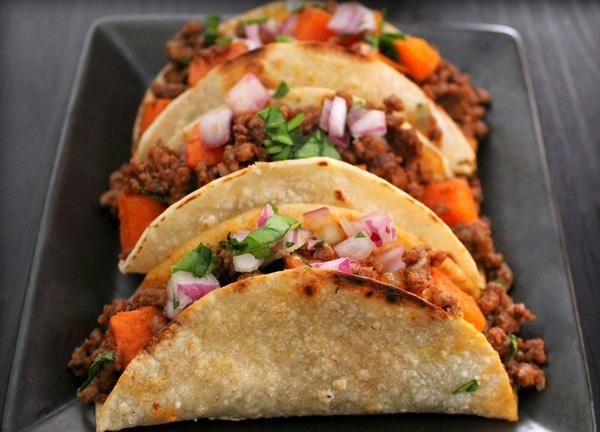 Những chiếc bánh tacos không thiếu các loại rau đi kèm.