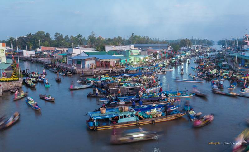 Land of Fall, a floating market has existed for a long time and is the busiest market in the Mekong Delta.