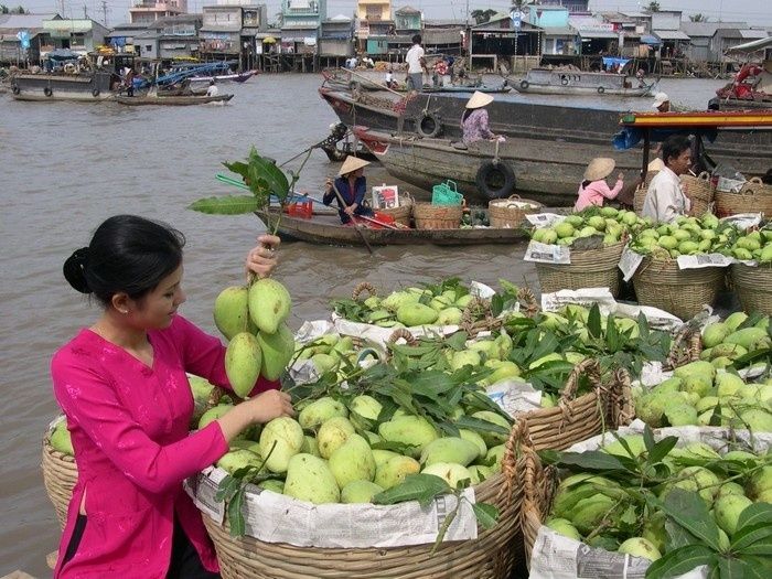 Chợ bày bán rất nhiều các loại trái cây tươi ngon