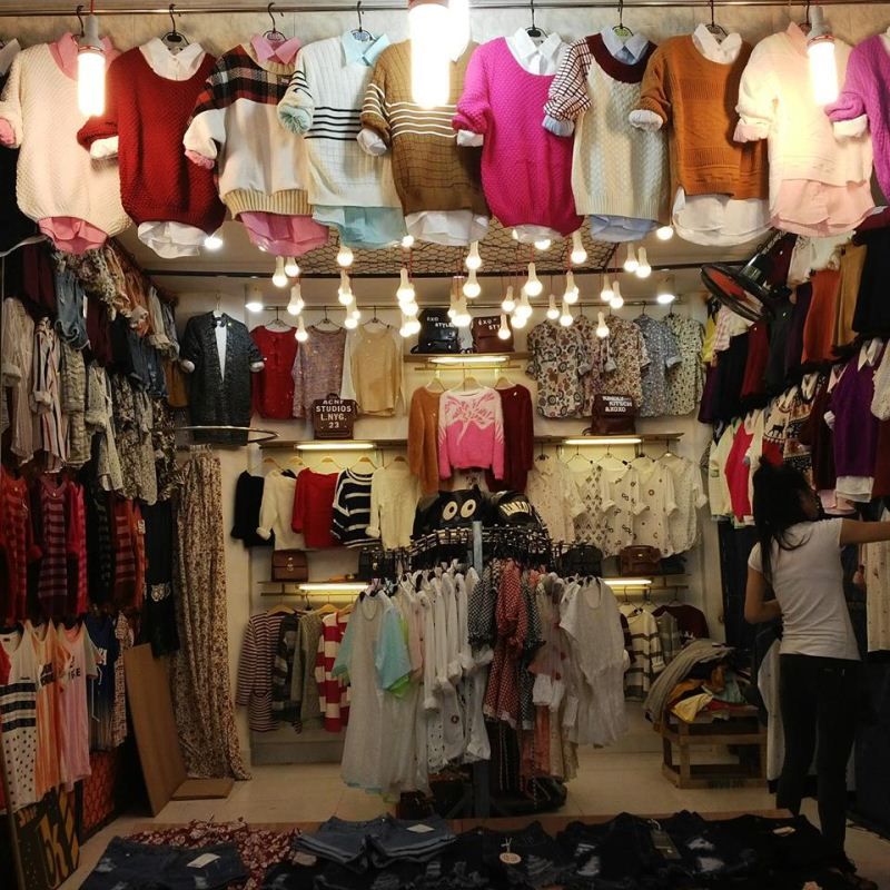 chợ Phạm Văn Hai còn cung cấp quần áo với giá sỉ với giá khá rẻ cho những bạn muốn bán hàng online hoặc mở shop thời trang bình dân