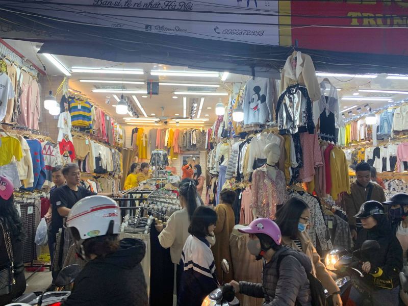 Các mặt hàng ở chợ Phùng Khoang có giá giao động từ vài chục cho đến vài trăm nghìn