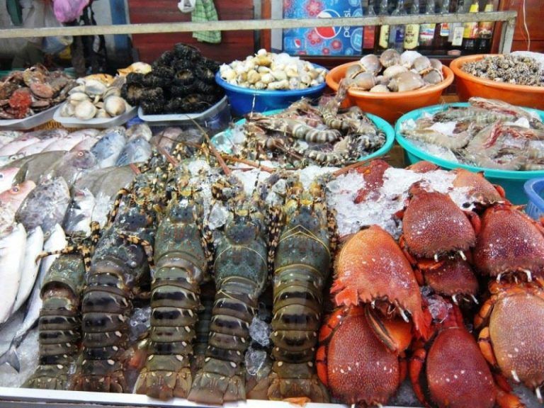Gian hàng hải sản tại chợ Quấn Trân