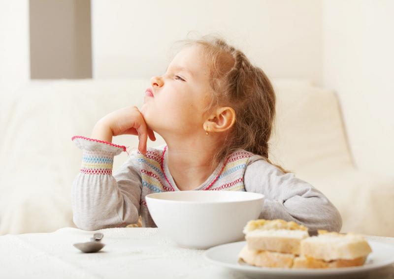 Cho trẻ dùng đồ ăn nhẹ trước bữa chính
