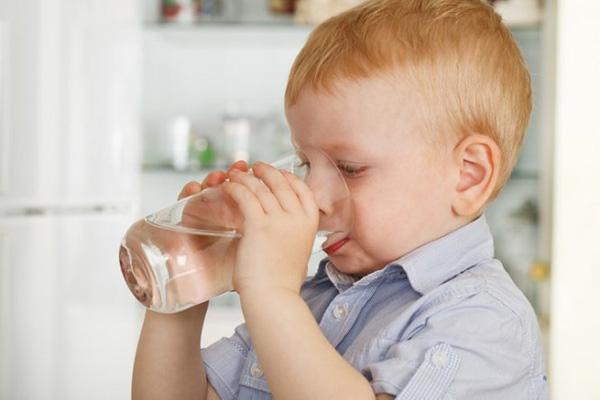 Cha mẹ cần cho trẻ uống đủ nước