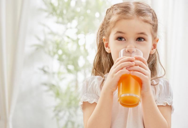 Khuyến khích các con nên ăn nhiều rau xanh, trái cây hay nước trái cây, nhằm tăng cường các loại vitamin và khoáng chất﻿