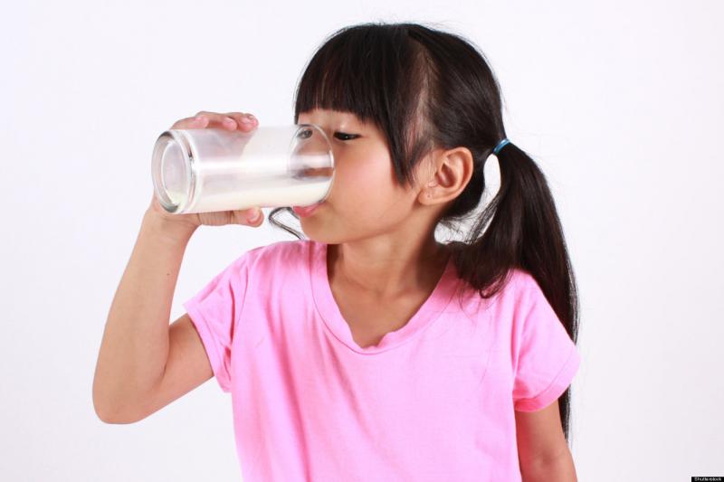 Cho trẻ uống nhiều nước