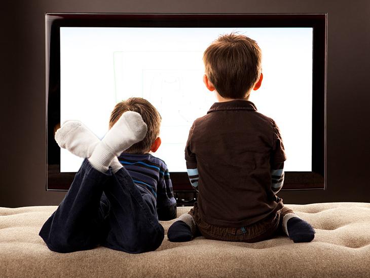 Cho trẻ em xem ti vi quá nhiều trong 3 năm đầu đời sẽ ảnh hưởng tiêu cực đến trẻ