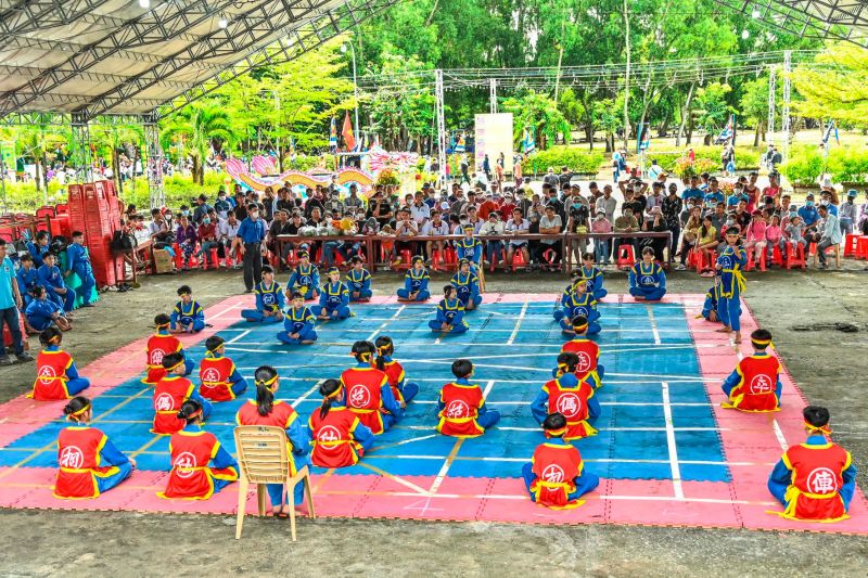 Cờ người là một trong số những trò chơi dân gian đặc sắc diễn ra trong các ngày Tết Cổ Truyền