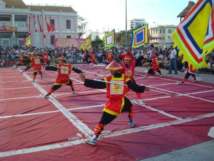 Cờ người là một trong số những trò chơi dân gian đặc sắc diễn ra trong các ngày Tết Cổ Truyền