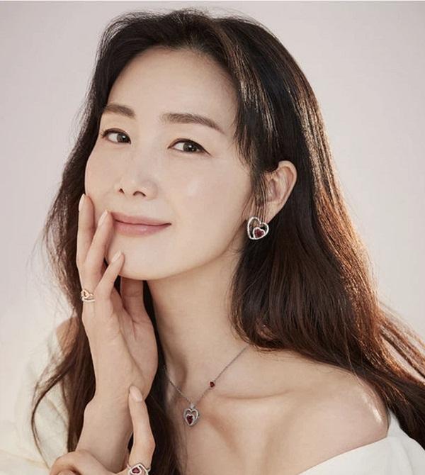 Choi Ji Woo - Rạng rỡ như thiếu nữ đôi mươi