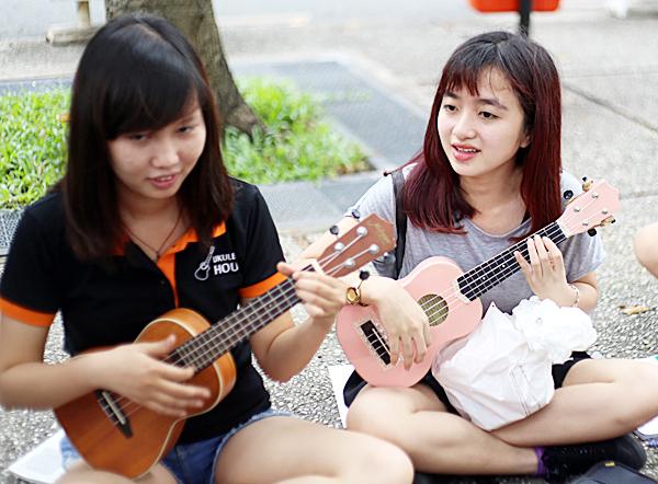 Chơi thử nhiều cây đàn ukulele khác nhau