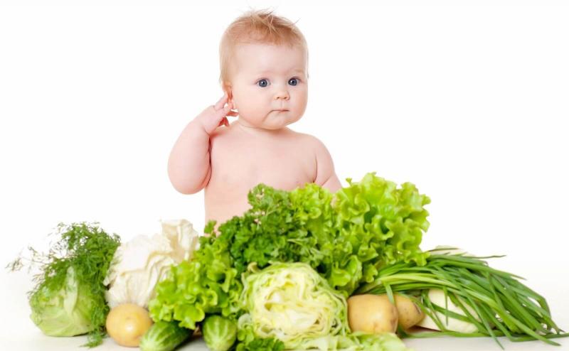 Bổ sung đủ rau xanh, trái cây, vitamin cho con