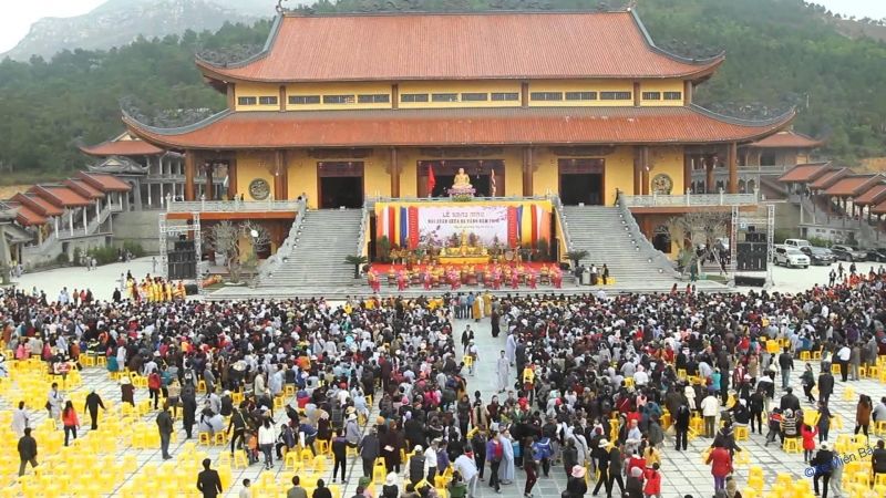 Du khách đổ về chùa Ba Vàng mỗi dịp lễ hội để vãn cảnh, chiêm bái