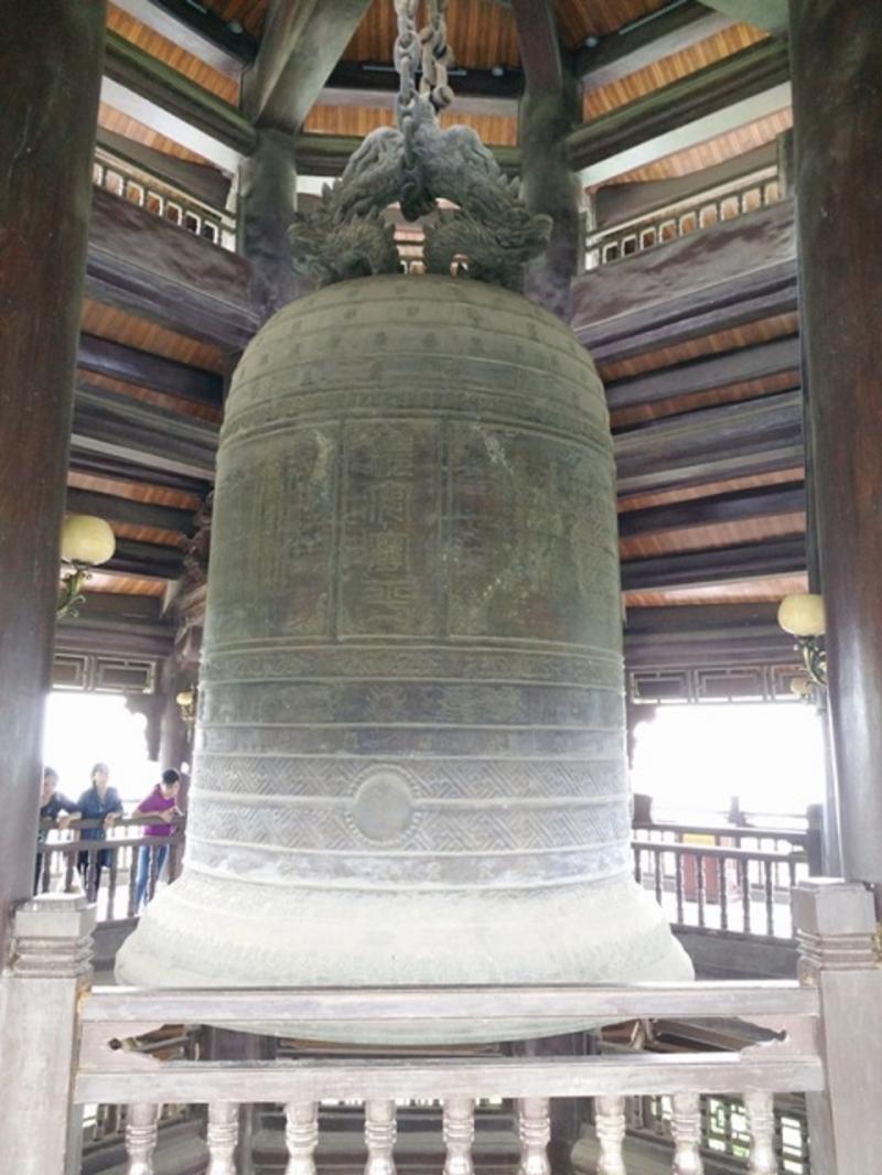 Bai Dinh Pagoda has the largest bronze bell in Vietnam
