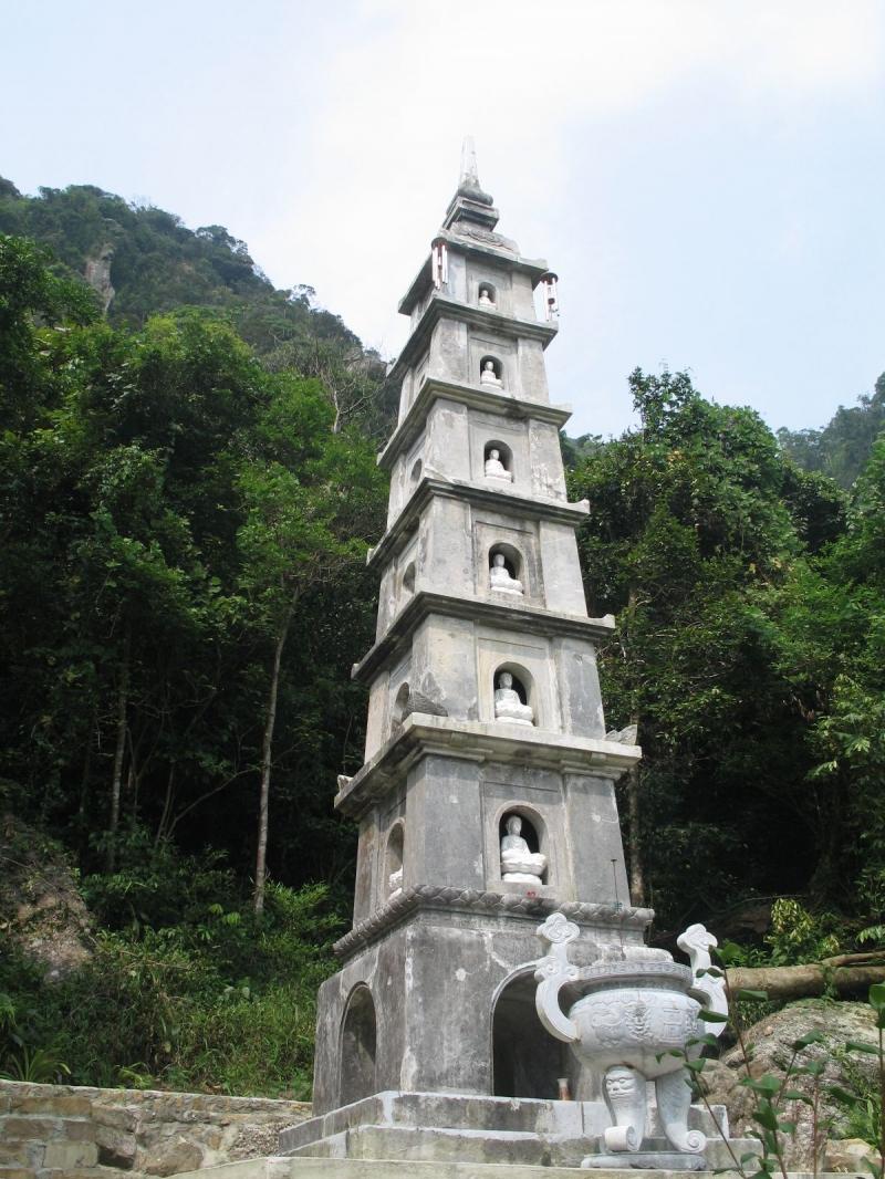 Bảo tháp trong khuôn viên chùa