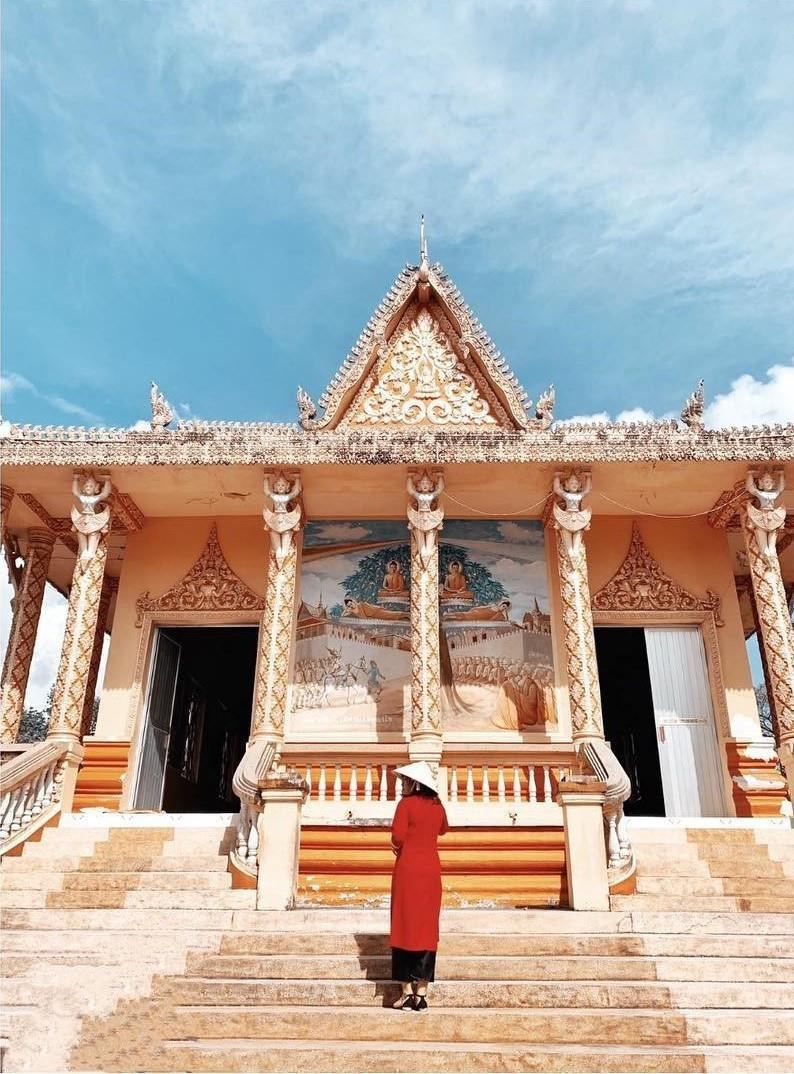 Chùa có lối kiến trúc gần giống như các chùa theo hệ Phật giáo Nam Tông khác ở Thái Lan hay Campuchia